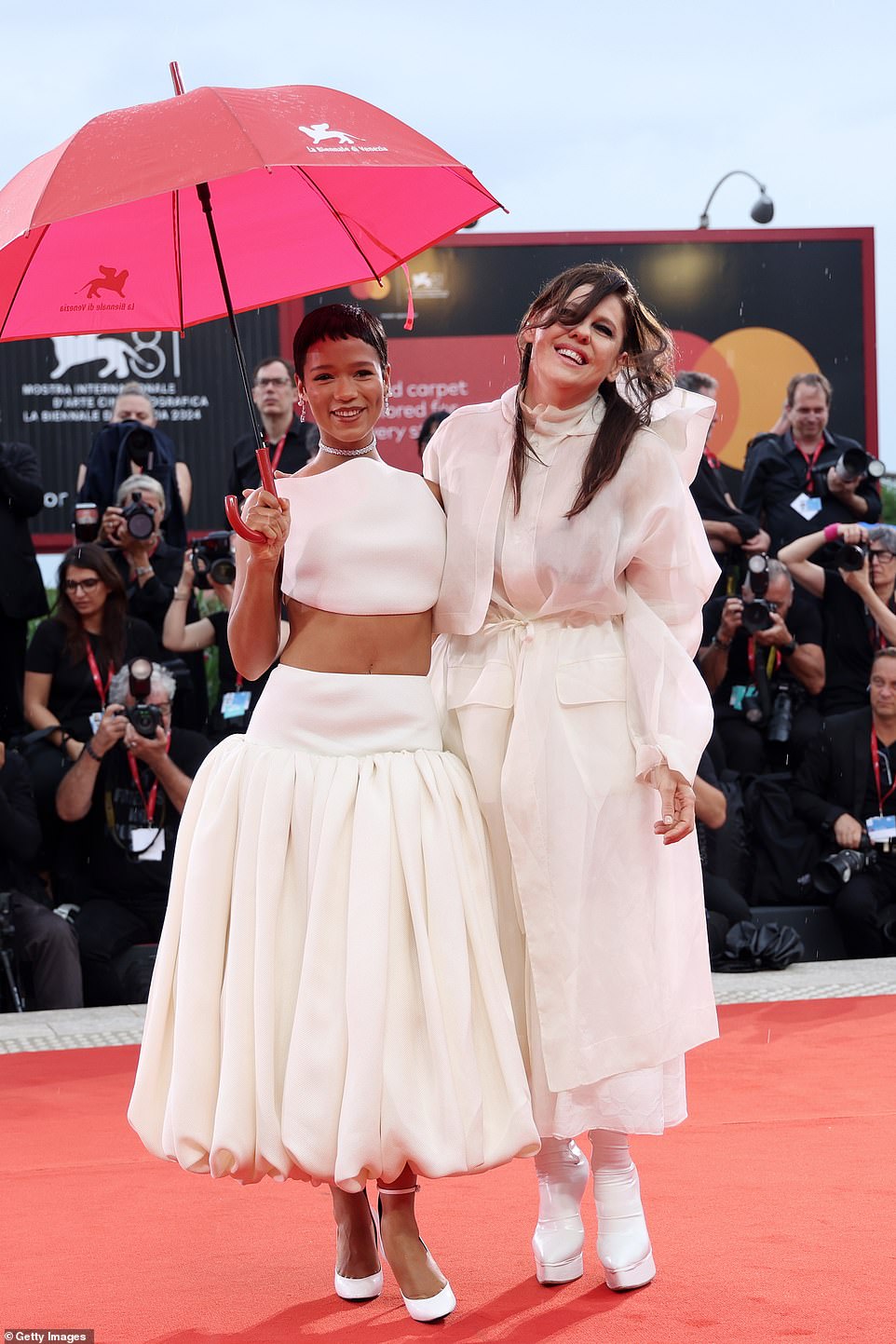 لقد احتموا من الظروف الممطرة