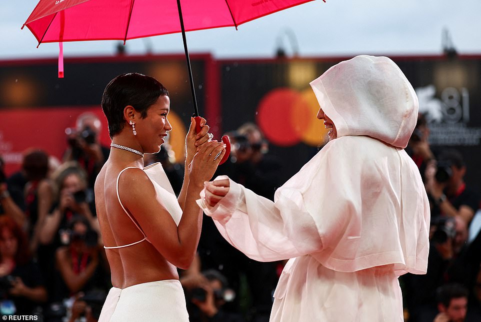 كان الفستان الأبيض ذو ظهر مفتوح