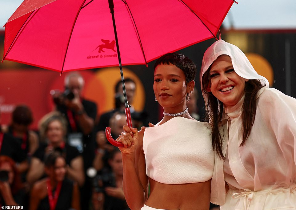 المطر لم يخفف من معنوياتهم