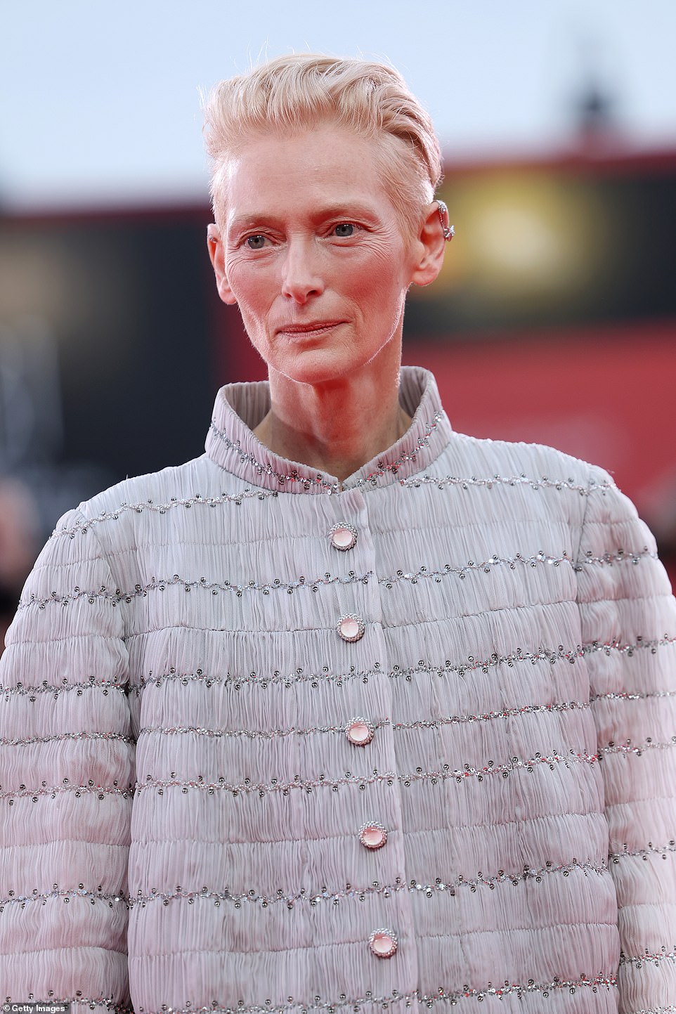 كانت ترتدي أقراط فضية غريبة