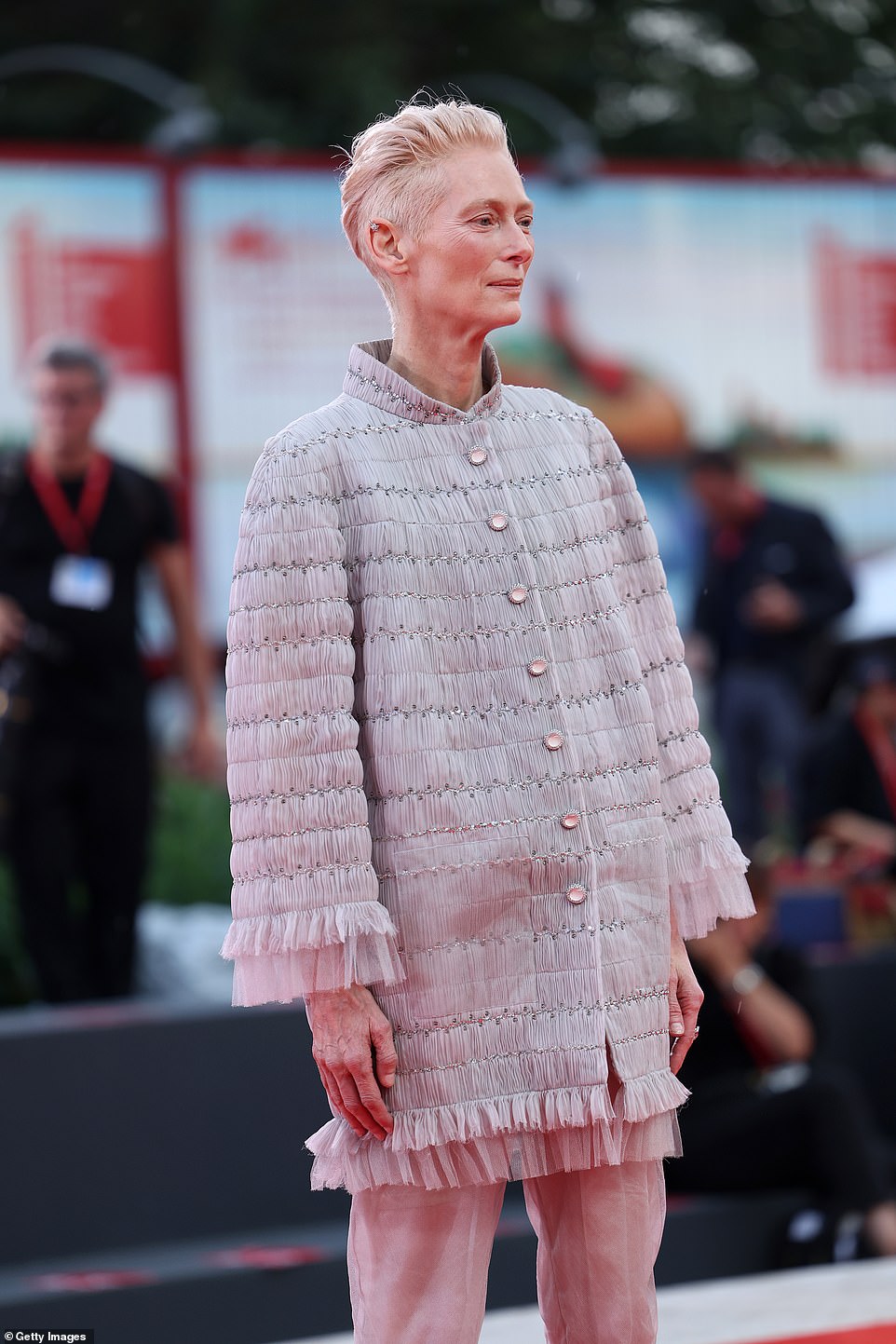 كانت السترة كبيرة الحجم ذات مظهر أنيق