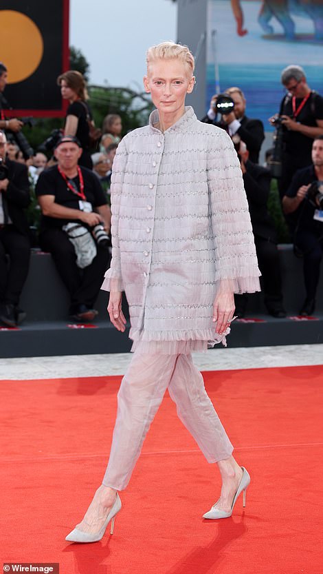 سبق لتيلدا أن لعبت دور البطولة في الفيلم القصير The Human Voice للمخرج البالغ من العمر 74 عامًا في عام 2020، وقالت إنهما 