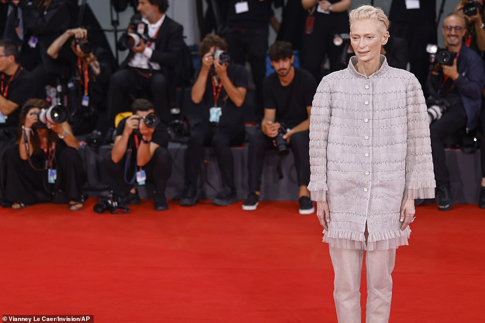 لقد كانت تضع ماكياجًا بسيطًا