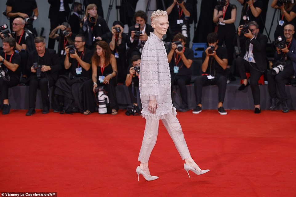 تدور أحداث الفيلم حول مراسلة الحرب مارثا، التي تلعب دورها تيلدا، وعلاقتها الصعبة مع ابنتها وصديقة طفولتها إنغريد، جوليان، التي تتواصل معها مرة أخرى بعد فقدان الاتصال لسنوات عديدة.