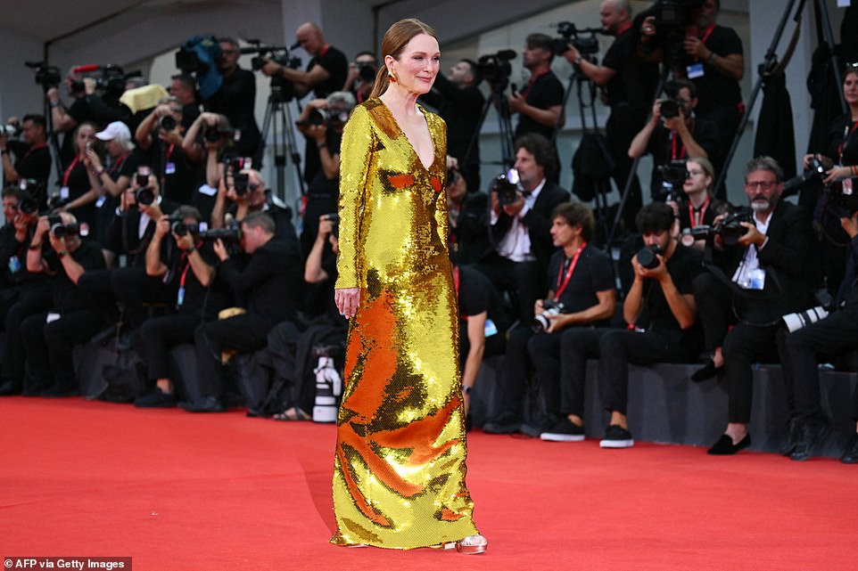 بدت مسرورة من الحشود وهي تسير على السجادة الحمراء