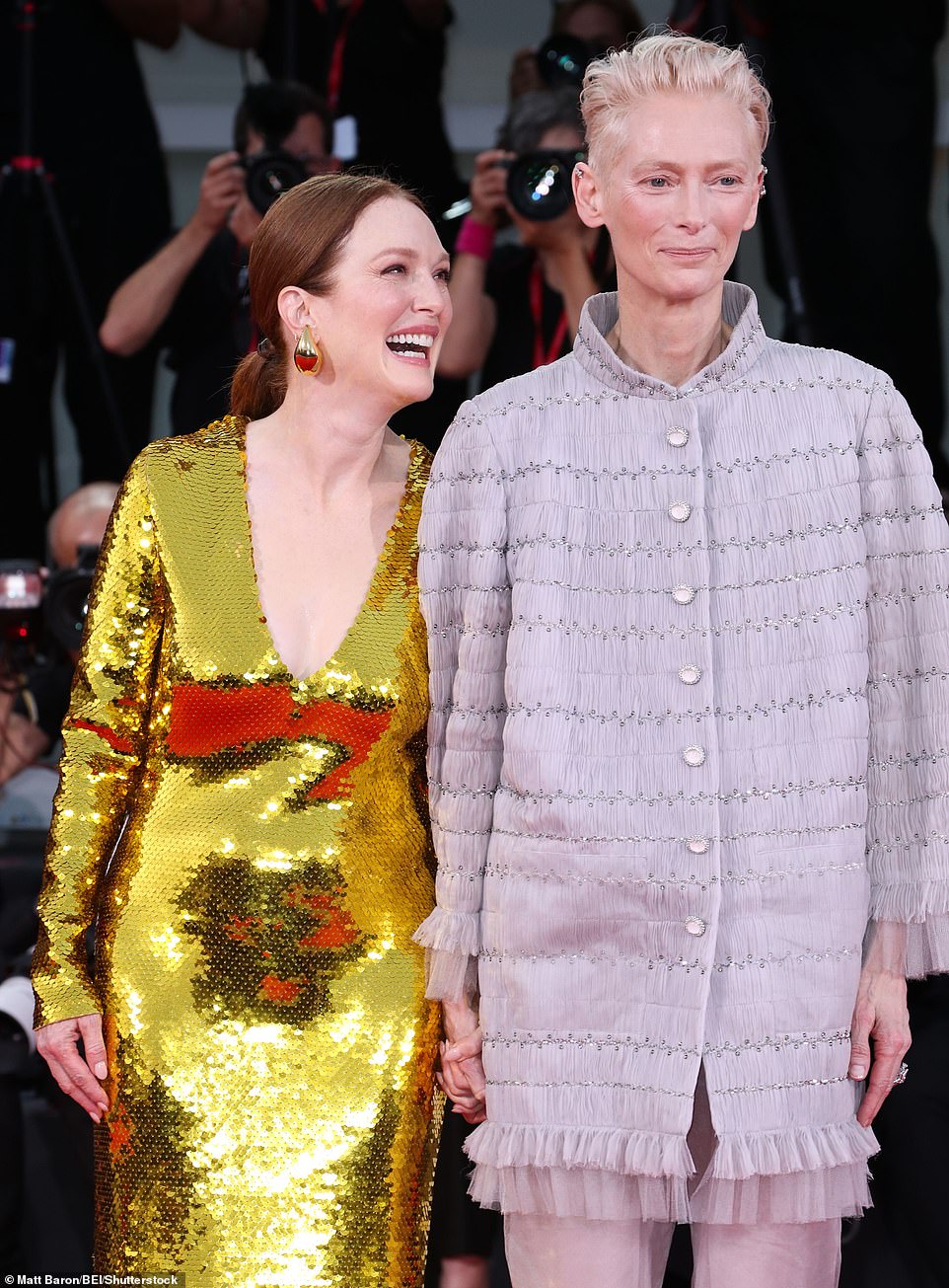 لقد أمسكوا بأيدي بعضهم البعض أثناء التقاط الصور معًا