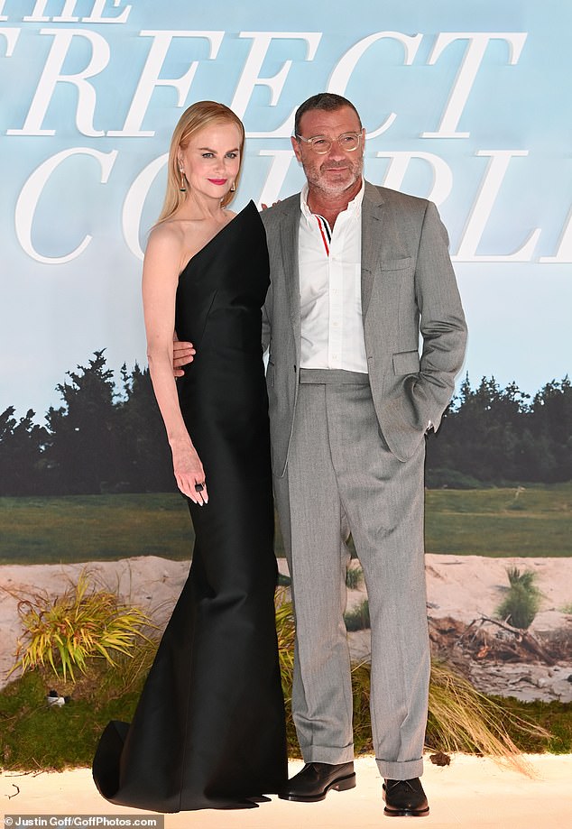 الممثلة الحائزة على جائزة الأوسكار، 57 عامًا، والممثل، 56 عامًا، يلعبان دور الزوج والزوجة في فيلم جريمة القتل، والذي يستند إلى رواية إلين هيلدربراند التي تحمل نفس الاسم عام 2018