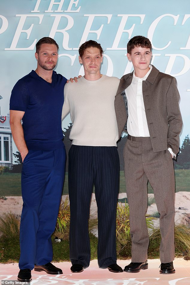 جاك رينور وبيلي هاول وسام نيفولا يلتقطون صورة جماعية معًا