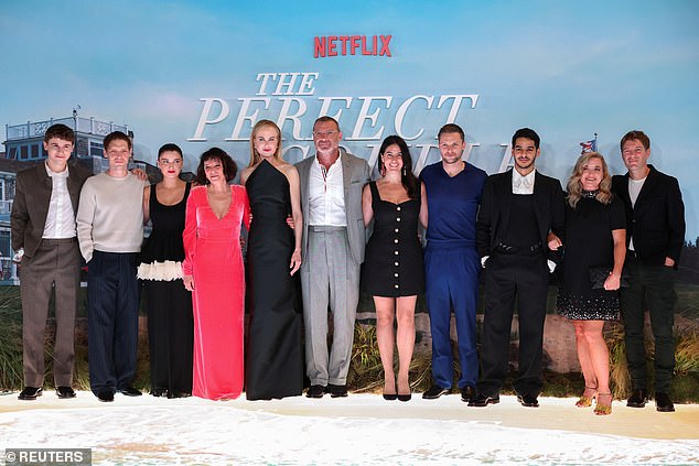 العرض المكون من ست حلقات، والذي سيبدأ عرضه في 5 سبتمبر، يضم طاقمًا من الممثلين بما في ذلك داكوتا فانينج، وميجان فاهي من White Lotus، وإيف هيويسون، وإيشان خاتر، وبيلي هاول، وجاك رينور.