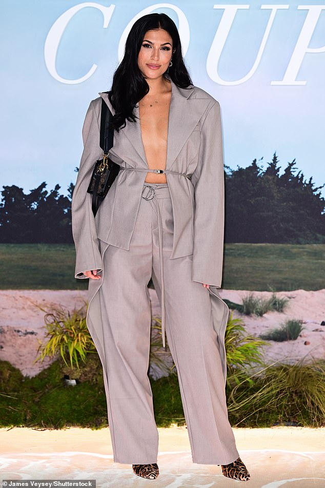 بدت نجمة Too Hot To Handle إيميلي فاي ميلر مثيرة للإعجاب عندما ارتدت سترة رمادية بدون حمالة صدر، ونسقتها مع بنطلون متناسق.