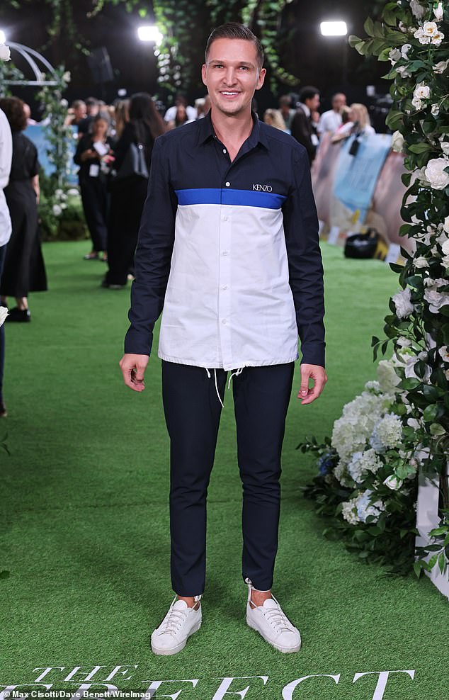 بدا كريس كوالسكي أنيقًا بقميص كينزو الأزرق وبنطلون متناسق