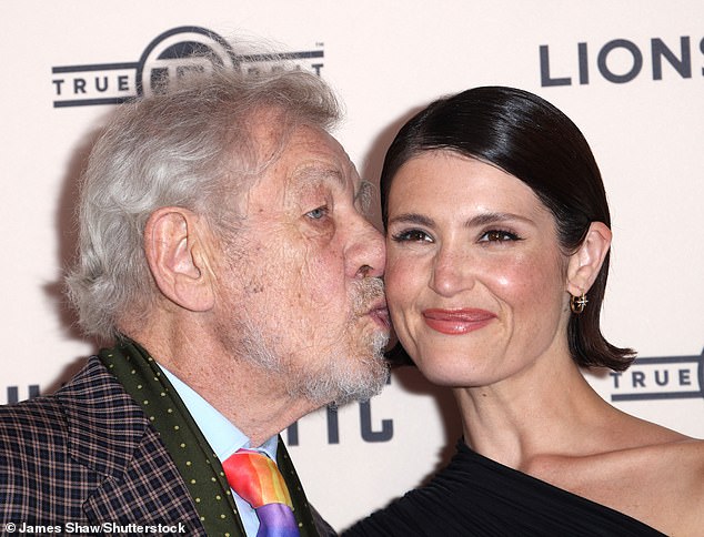 في مرحلة ما، قام بتقبيل خد الممثلة من سانت ترينيان، التي تلعب دور نجمة المسرح نينا لاند في الفيلم