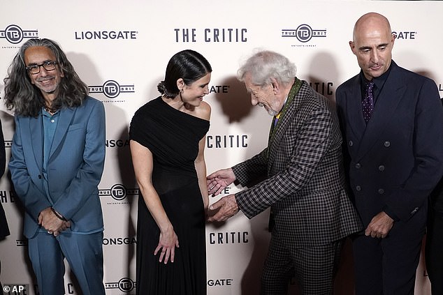 من الواضح أن نجم فيلم Vicious كان سعيدًا برؤية الممثلة الشهيرة جيما وكان الثنائي يبتسمان معًا بسعادة