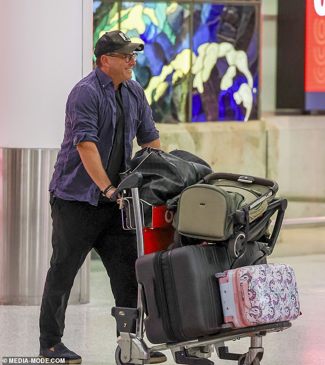 حافظ كارل على مظهره غير الرسمي أثناء سفره حيث ارتدى بنطالًا أسود وقميصًا أزرق وقبعة بيسبول للنزهة