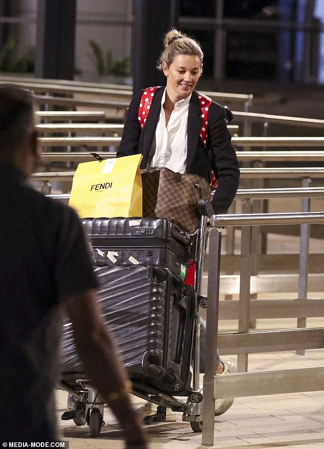 وصل الزوجان، اللذان تعرضا لانتقادات شديدة مؤخرًا بسبب تفاخرهما برحلتهما الفاخرة، إلى مطار سيدني يوم الاثنين برفقة ابنتهما هاربر البالغة من العمر ثلاث سنوات.