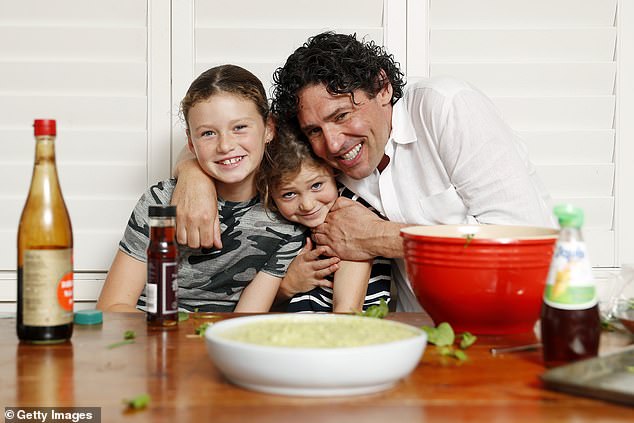 اعترف الشيف الشهير، البالغ من العمر 51 عامًا، بأن ابنتيه ليلي، 14 عامًا، ومايف، 13 عامًا، تريدان منه الابتعاد عن الكاميرا لأنه 