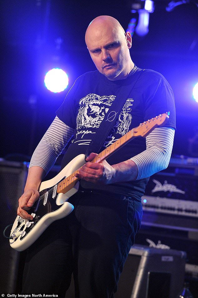 في يوم الاثنين، نشر المغني وكاتب الأغاني، البالغ من العمر 57 عامًا، صورة له على موقع إنستغرام وهو يعرض علامة ميلاده، والتي قال إنه حاول 