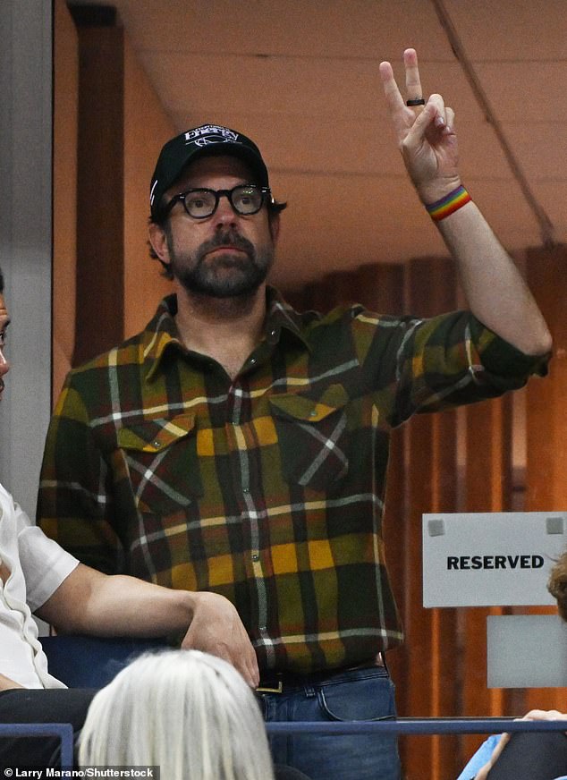 قدم الممثل البالغ من العمر 48 عامًا عرضًا متحركًا خلال النزهة حيث أظهر علامات السلام للحشد