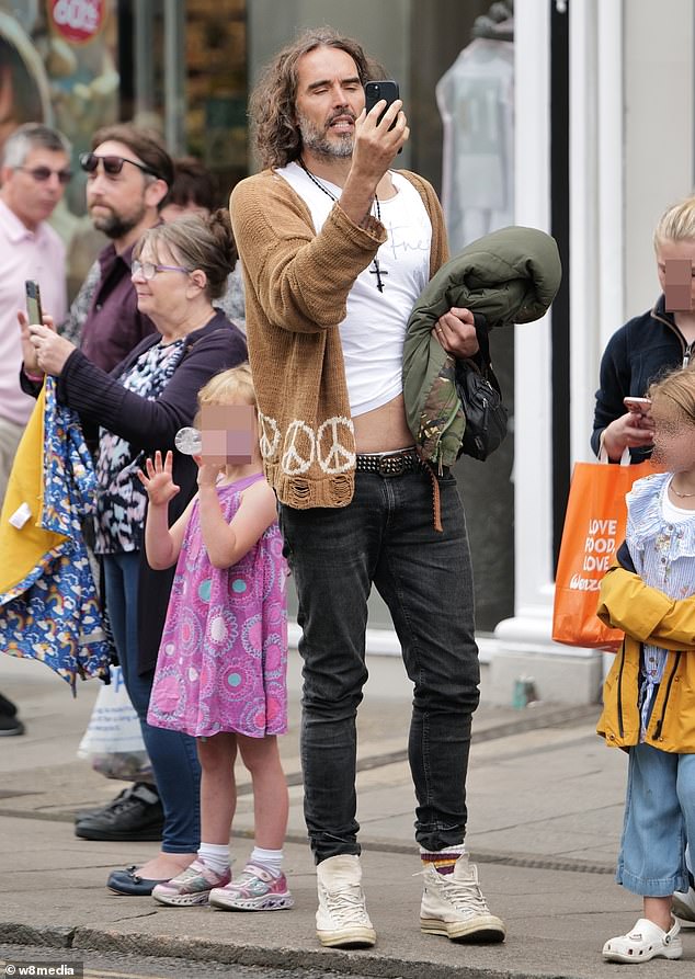 أمضى الممثل الكوميدي البالغ من العمر 49 عامًا اليوم في وندسور يوم الثلاثاء حيث قام بتصوير حفل تغيير الحرس في القلعة التاريخية