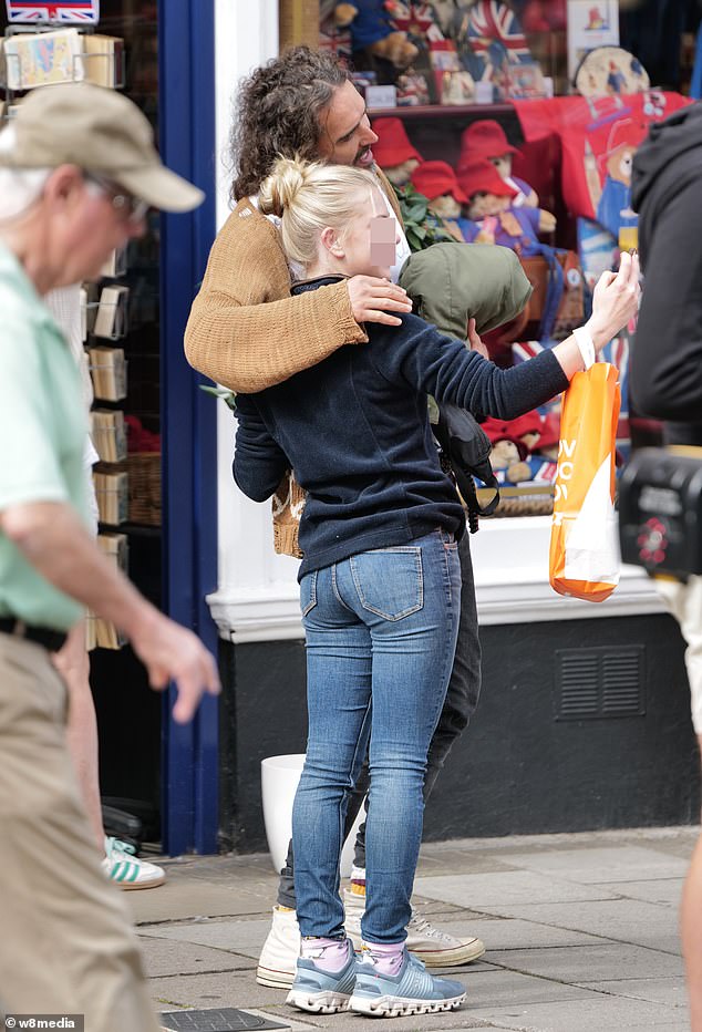 توقف راسل لالتقاط الصور مع المعجبين