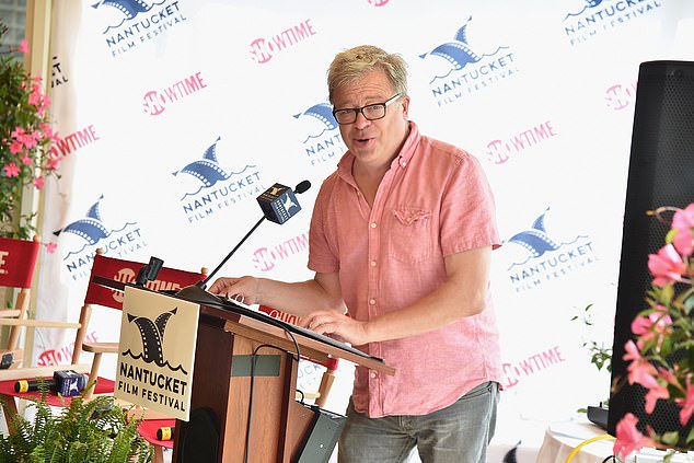 وُلِد (تم تصويره في يونيو 2017) ونشأ في جلينفيو، إلينوي وتخرج من مدرسة جلينبروك ساوث الثانوية في عام 1980 قبل أن يحصل على شهادته من كلية الاتصالات بجامعة نورث وسترن في عام 1984