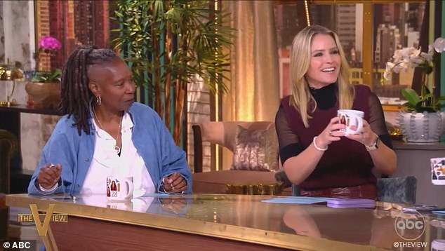 سارة (على اليمين) كانت أيضًا من المعجبين بتصميم الكوب الجديد حيث ادعت Whoopi أن الاستوديو الجديد كان 