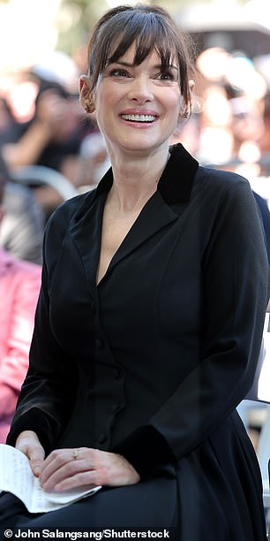 أظهرت وينونا ابتسامتها المضيئة وهي تجلس بين الجمهور، وخطابها في حضنها