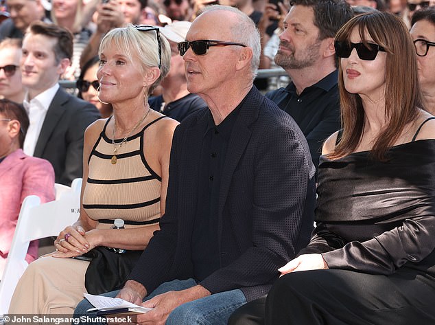 جلس نجم فيلم Birdman البالغ من العمر 72 عامًا بين مونيكا وصديقته مارني تيرنر، 51 عامًا، والتي ارتبط بها منذ عقد من الزمان.