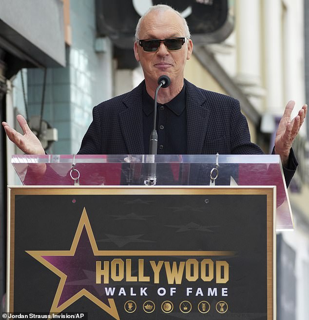 في خطابه، شارك مايكل قصة كيف تمسك تيم بقراره باختياره لدور باتمان على الرغم من ردود الفعل العنيفة التي نتجت عن ذلك