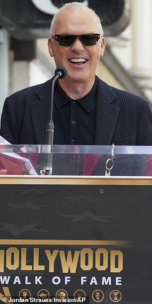 وقد استمع إلى خطابات ألقاها مايكل كيتون (في الصورة) ووينونا رايدر، اللذان تربطهما علاقة مهنية معه تعود إلى ثمانينيات القرن العشرين.