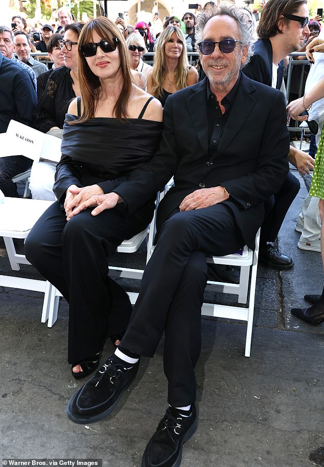 لكن مونيكا، 59 عامًا، هي التي سرقت الأنظار وهي جالسة بجانب تيم، 66 عامًا، بعد أكثر من عام ونصف من ارتباطهما لأول مرة في فبراير 2023