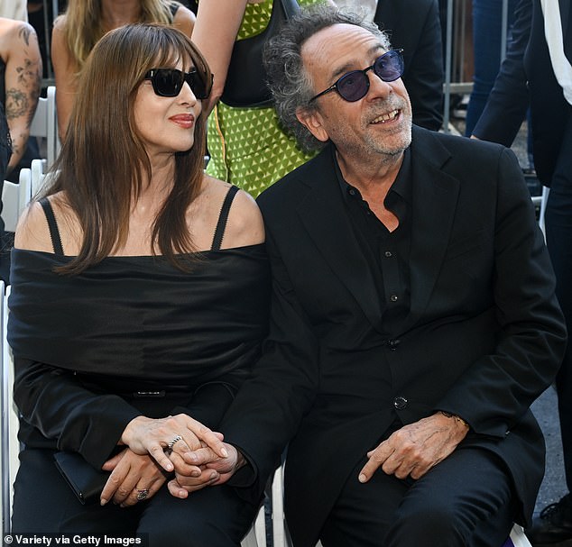 قامت بتحسين بشرتها المضيئة بالمكياج، وتركت شعرها منسدلاً مع القليل من الغرة التي انسكبت فوق نظارتها الشمسية السوداء.