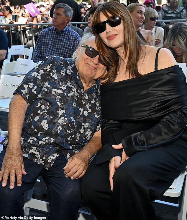 تمكنت مونيكا أيضًا من الاستمتاع بلحظة دافئة في الجمهور مع داني ديفيتو، الذي شاركته بطولة فيلم تيم الجديد Beetlejuice Beetlejuice