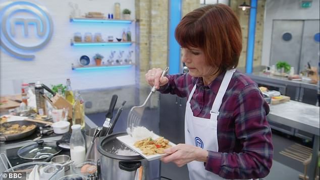 أصبحت نجمة مسلسل The Traitors، البالغة من العمر 63 عامًا، أحدث المشاهير الذين يتركون برنامج BBC، بعد أن فشلت في إثارة إعجاب الحكام بطبق الدجاج الخاص بها