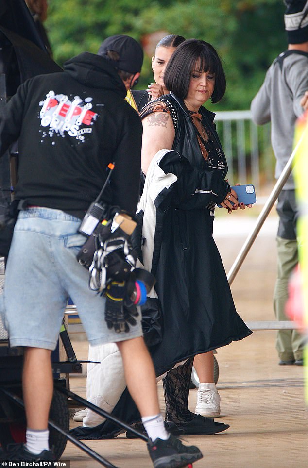 في المشهد الذي تم تصويره يوم الثلاثاء، تم الكشف عن أن نيسا بدأت وظيفة أخرى: نقل الركاب في جزيرة باري في عربة ريكشا.