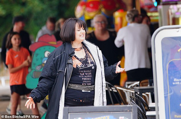 روث تبقي معجبيها على أهبة الاستعداد حيث شوهدت بدون خاتم الخطوبة في إصبعها