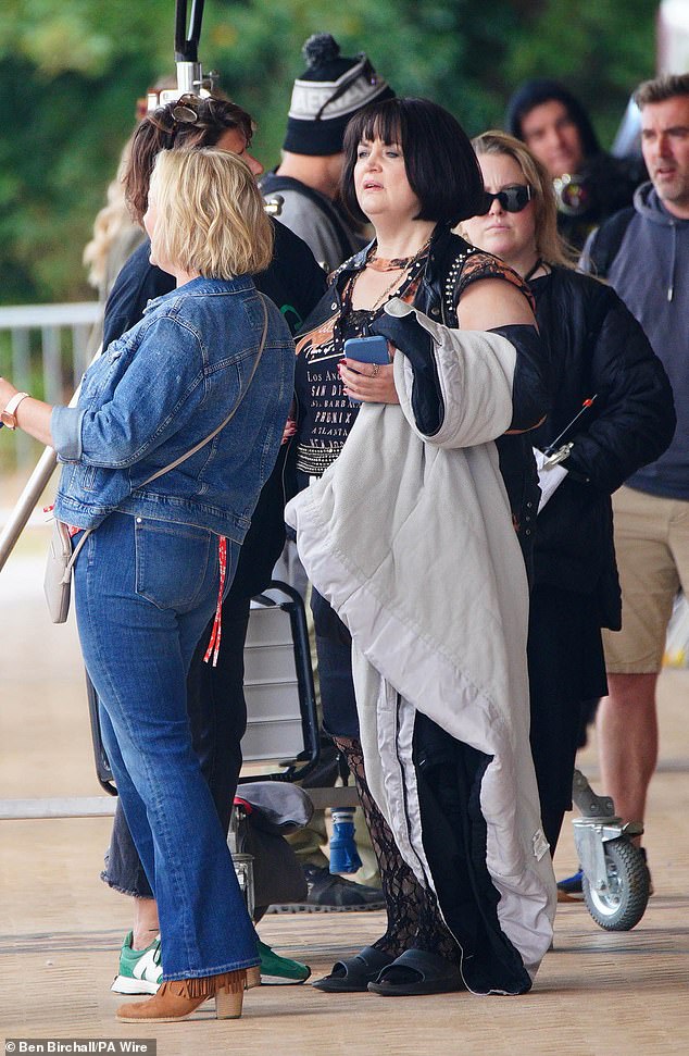 ولكن مع بدء التصوير في وقت سابق من هذا الأسبوع، لا يزال المعجبون ينتظرون لمعرفة ما إذا كانت ستحصل أخيرًا على نهايتها السعيدة مع سميثي.