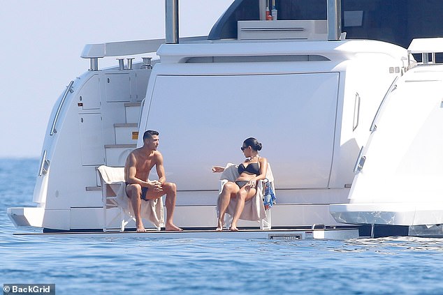 بدا الزوجان وكأنهما يستمتعان بوقتهما معًا تمامًا - وسط تكهنات بأنهما عقدا قرانهما سراً