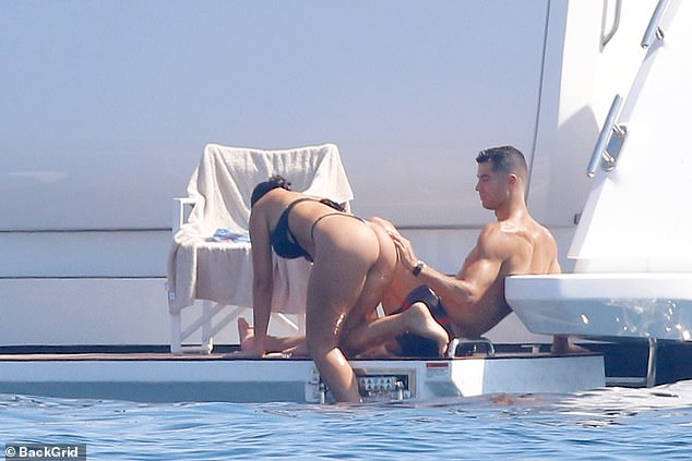 كان رونالدو في ذلك مرة أخرى بعد أن أمسك بمؤخرة جورجينا أثناء خروجها من المسبح