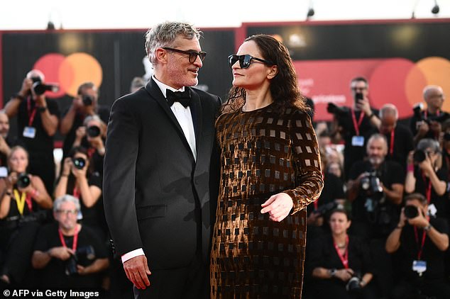 يأتي ذلك بعد أن دعمت شقيقته راين خواكين على السجادة الحمراء في العرض الأول لفيلم Joker: Folie à Deux يوم الأربعاء