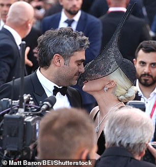 ارتدت المغنية، البالغة من العمر 38 عامًا، والتي تلعب دور هارلي كوين في فيلم الإثارة القادم، ثوبًا أسودًا مثيرًا وغطاء رأس في عرض الفيلم.