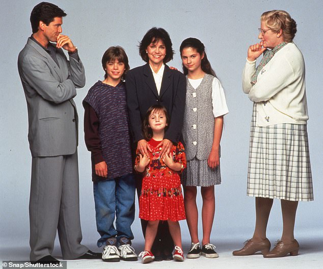 في فيلم Mrs Doubtfire لعام 1993 مع روبن ويليامز، بيرس بروسنان، ليزا جاكوب، مارا ويلسون، وماثيو لورانس