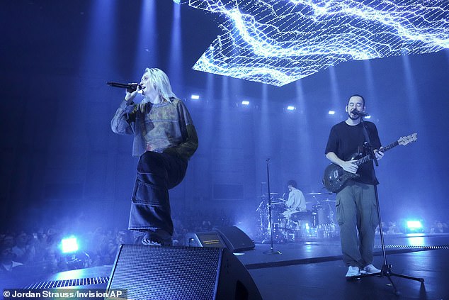 أشادت سوزان بقدرات أرمسترونج الصوتية خلال البث المباشر للفرقة - قائلة إنها كانت 