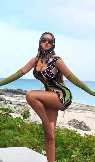 أظهرت ساقيها المشدودتين في مظهر مشرق