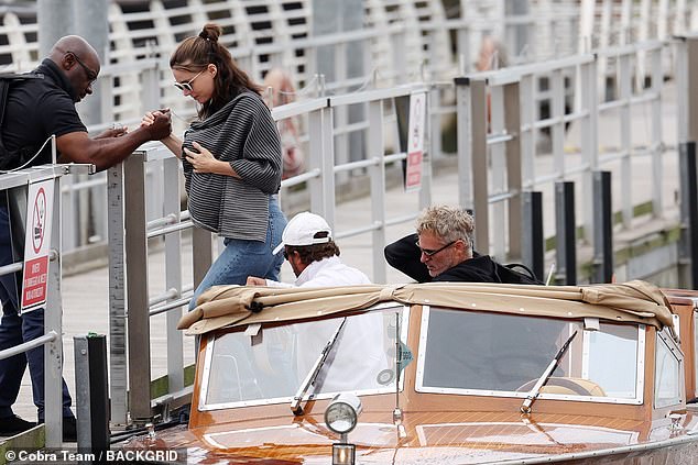 سافر الزوجان إلى مطار البندقية بأناقة عبر القارب وحصلا على مساعدة من موظفي المطار بمجرد وصولهما مع طفلهما الذي لم يتم الكشف عن اسمه علنًا بعد