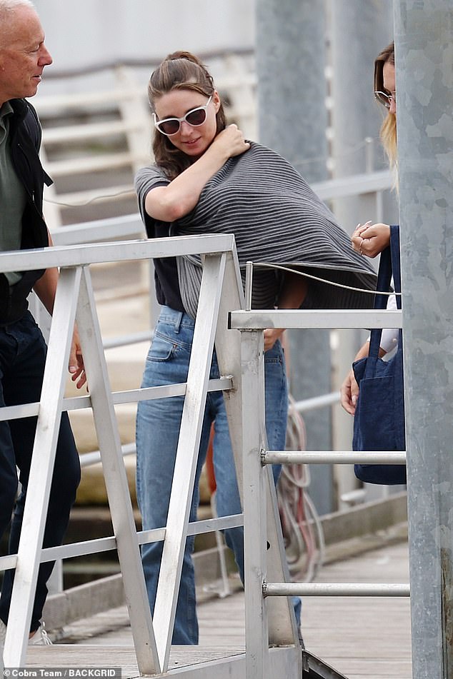 وفي الوقت نفسه، بدت شريكته روني، 39 عامًا، أنيقة للغاية مرتدية بنطال جينز أزرق ضيق بينما كانت تحمل طفلها في حامل أطفال مخطط.