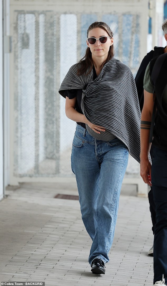 قامت بتصفيف شعرها على شكل نصف مرفوع ونصف منسدل، وارتدت نظارة شمسية بلون البشرة أثناء تجولها في المطار.