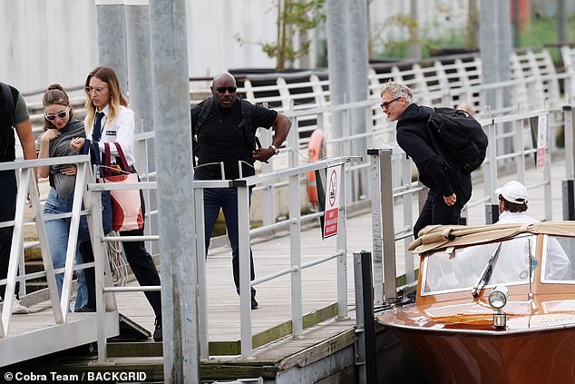 لقد ارتدى هودي عادي مع زوج من السراويل السوداء وارتدى زوجًا من الجوارب البيضاء وحذاء رياضي من ماركة كونفيرس