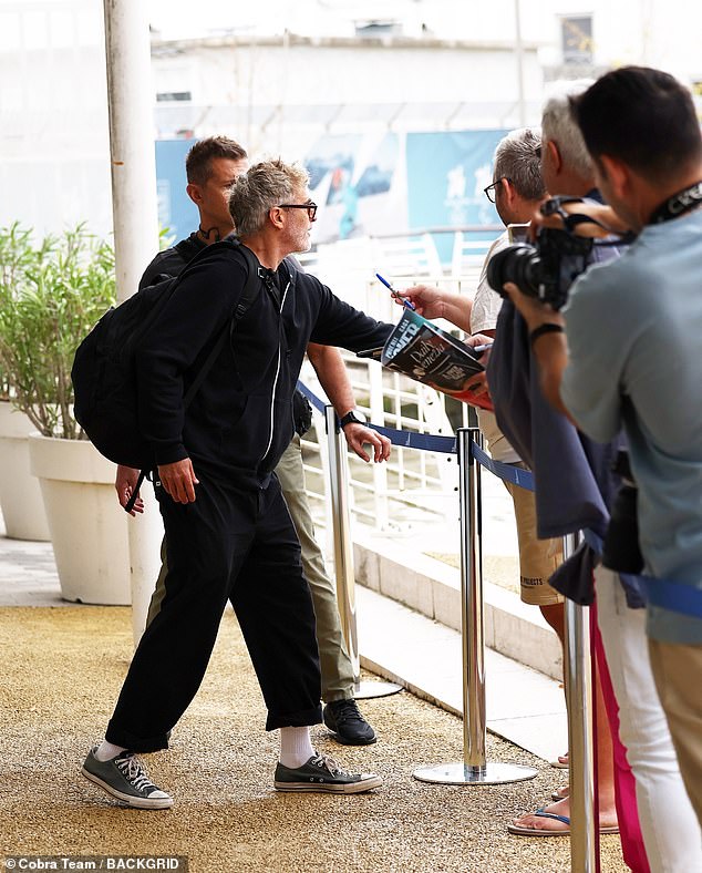 حاملاً أمتعته في حقيبة ظهر سوداء، استقبل خواكين المعجبين بلطف ووقع لهم على التوقيعات