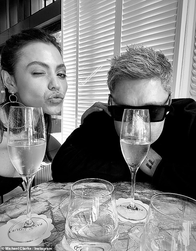 يأتي ذلك بعد أن استمتع مايكل وأرابيلا بإجازة فاخرة على الساحل الجنوبي لنيو ساوث ويلز